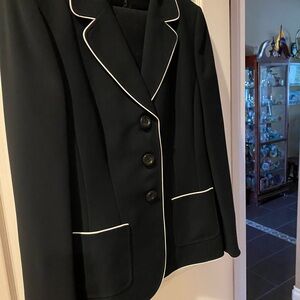 Tahari 2 pieces suit blazer women az 14 pants size 8 black great condition
